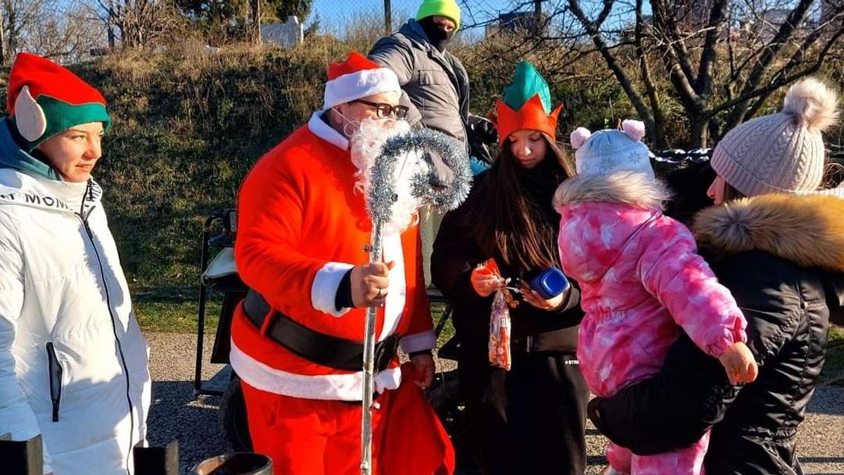 Két ló a fogat előtt, két manó a kocsiüléseken – jól felkészült a falujárásra a szápári Mikulás