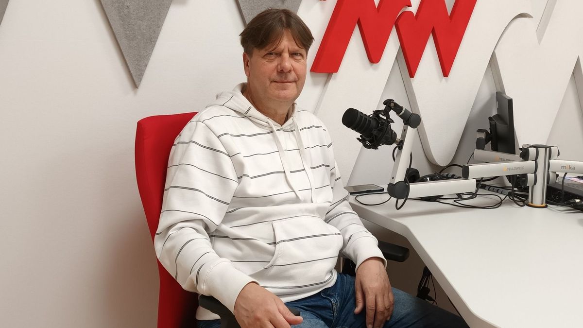 Újságírás mellett könyveket adott ki, rock-zenekarokat alapított a Napló munkatársa, Szíjártó János