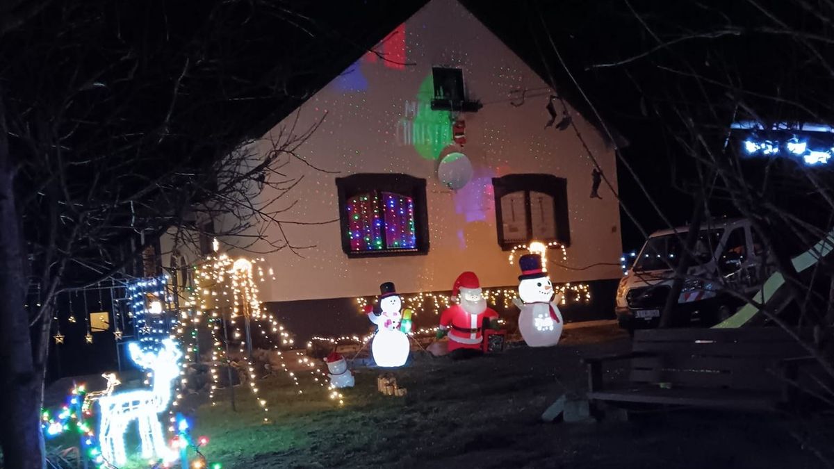 Pompás fények díszítik a monostorapáti házat