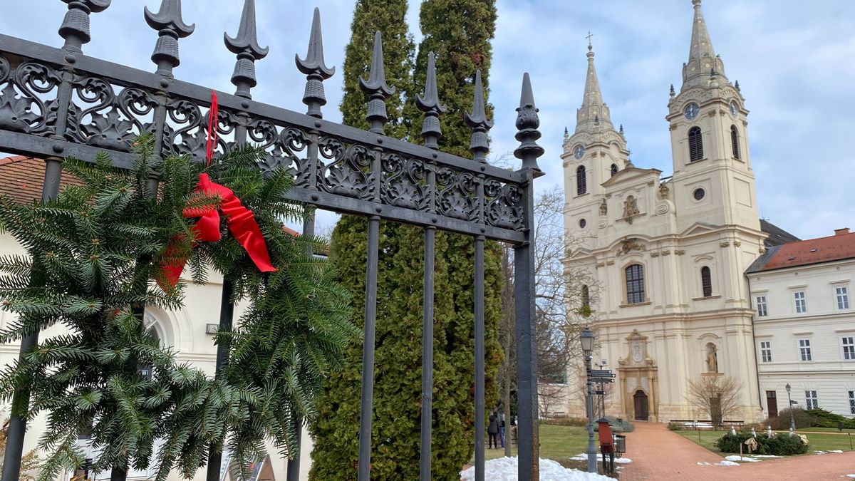 Ajándékstaféta a piacon, gyertyagyújtás az apátságban – zirci programok advent negyedik hétvégéjén