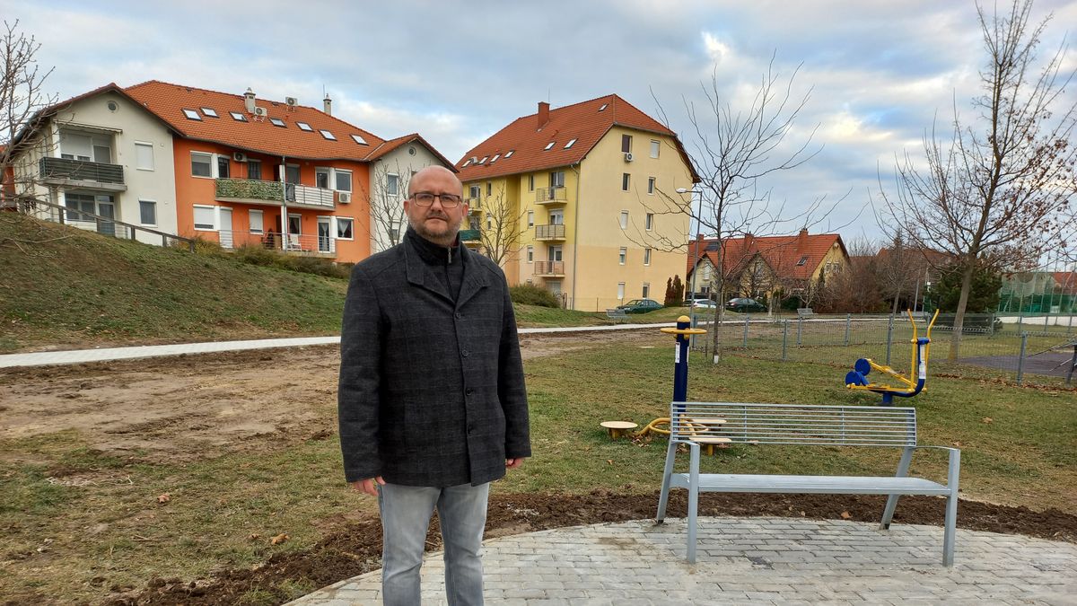 Új burkolatú sétány és új utcabútorok a Bakonyalján