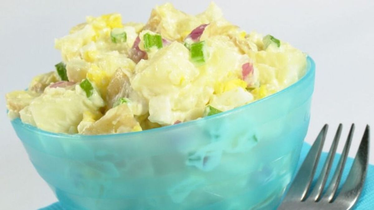 Ünnepi recept: majonézes, hagymás krumplisaláta