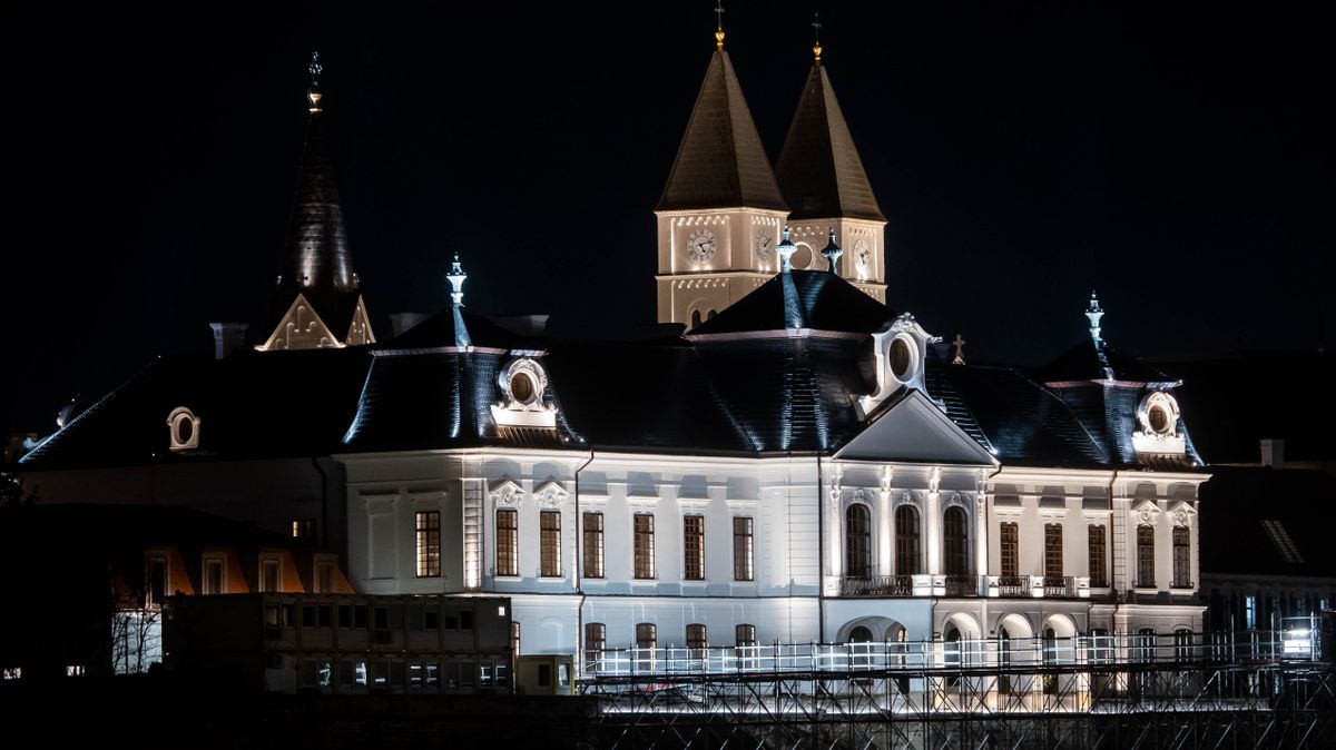 Élőben közvetítik a veszprémi éjféli misét