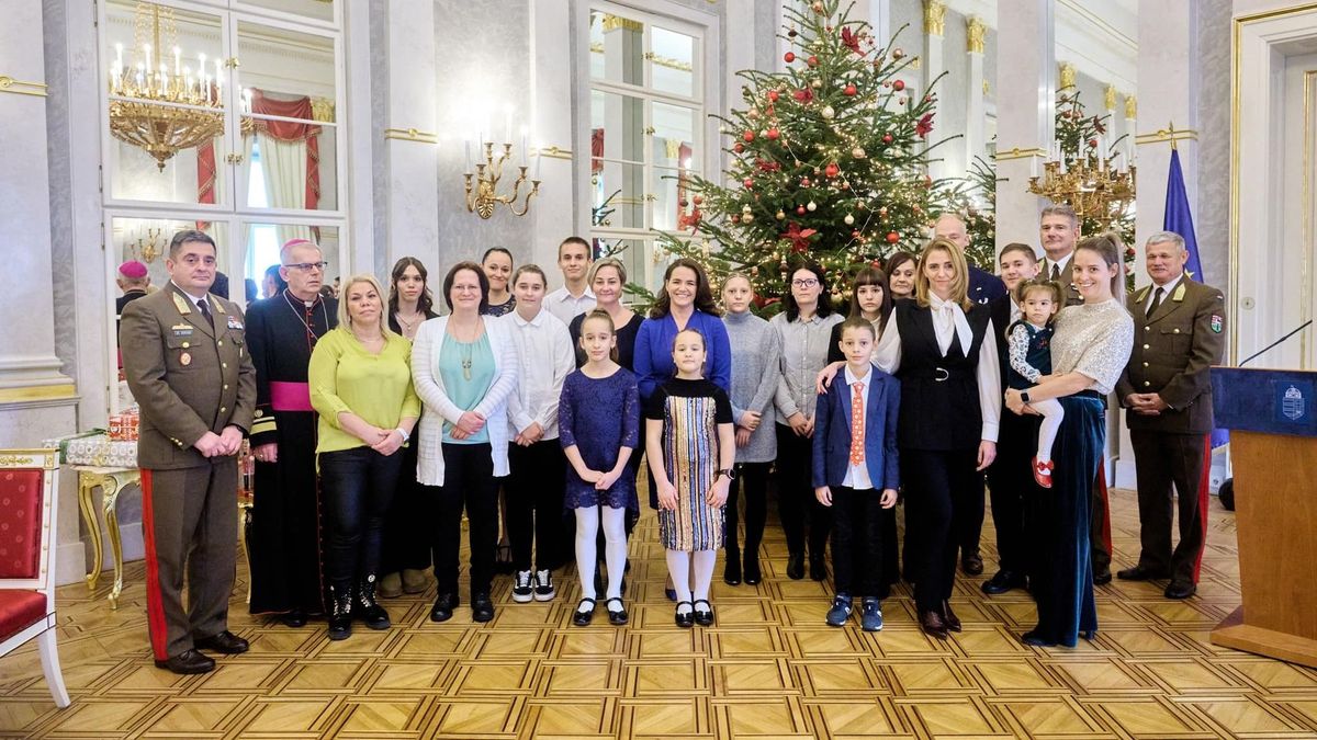 Novák Katalin katonaárvákkal és családtagjaikkal készült a karácsonyra