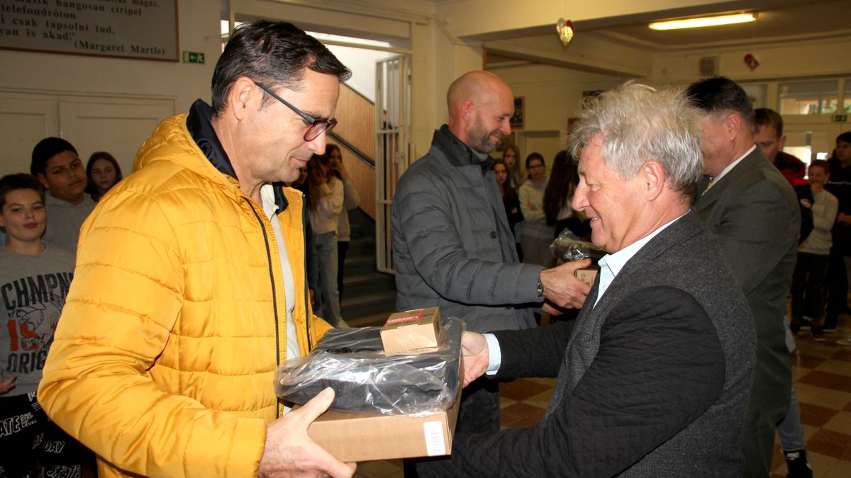 Száztizenöt notebook segíti az oktatást Sümegen