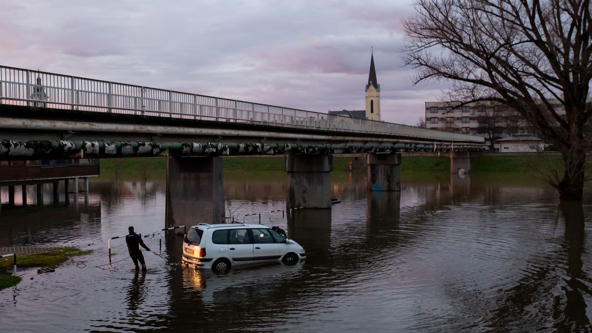 Utakat kellett lezárni az áradások miatt