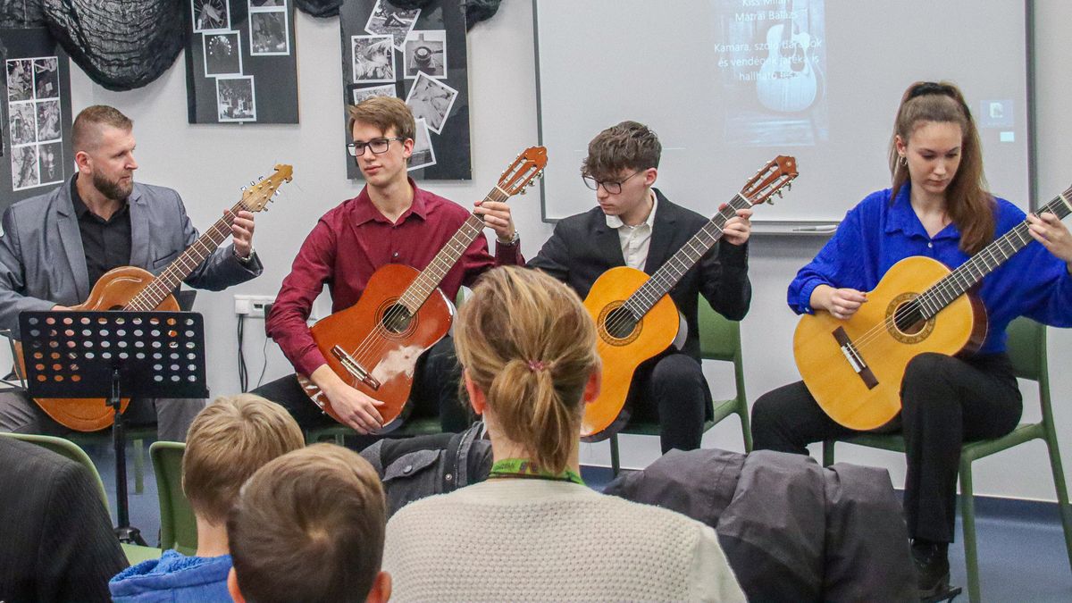 Fiatal várpalotai szerző műveit játssza a gitárzenekar