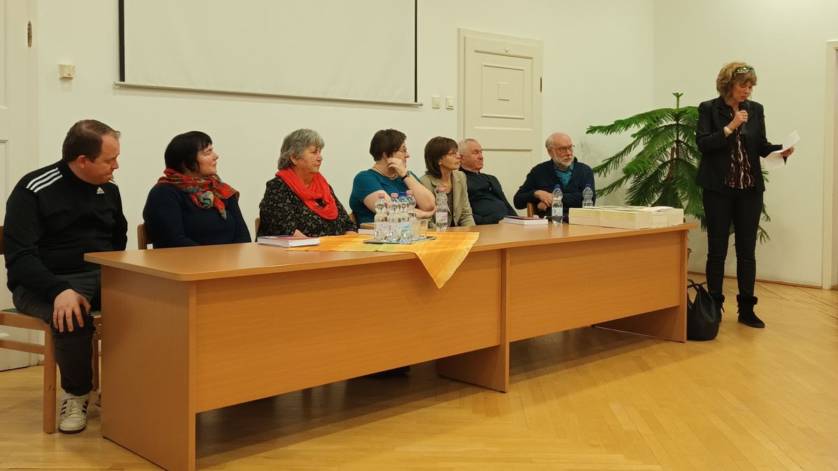 Szerkesztő, szerzők és olvasók együtt a Beszélő Veszprém kiadvány kapcsán