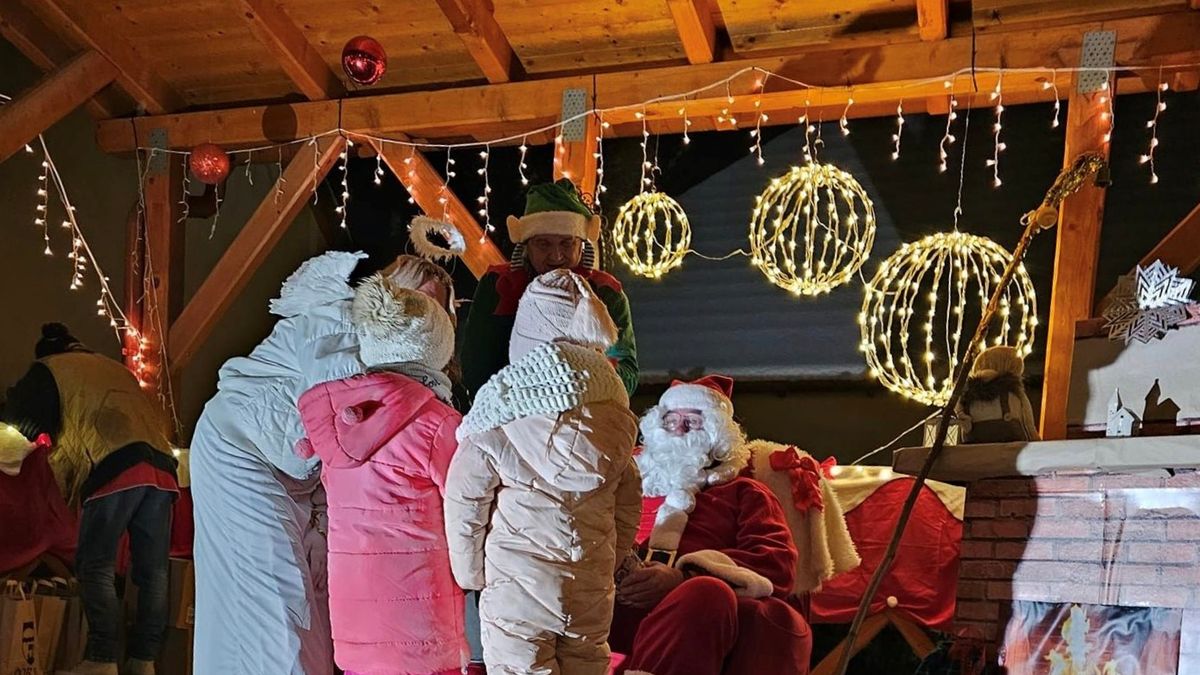 A Mikulás udvarát rendezték be a porvaiak, a hó segítségével