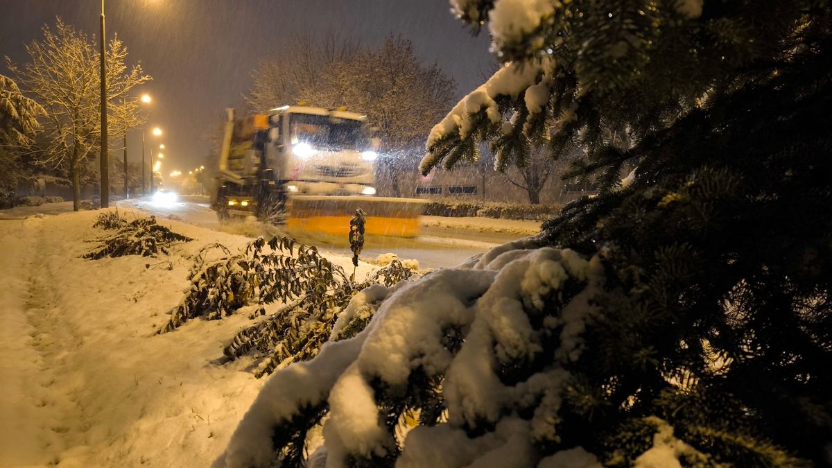 Lezárták a 82-es főút egy részét, Veszprém vármegye több részén is alacsony a látótávolság