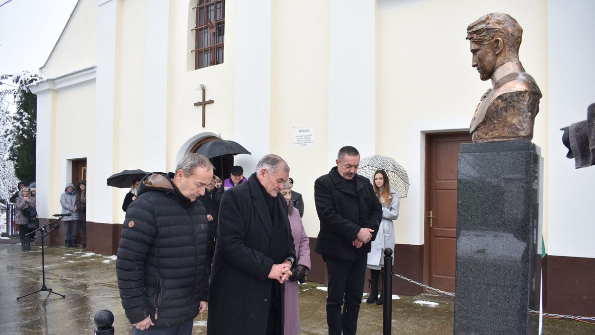 Petőfi-szobrot avattak Kiscsőszön