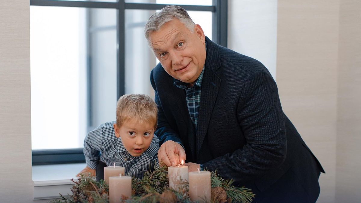Orbán Viktor a Skála áruháznál öltözött be Mikulásnak (videó)