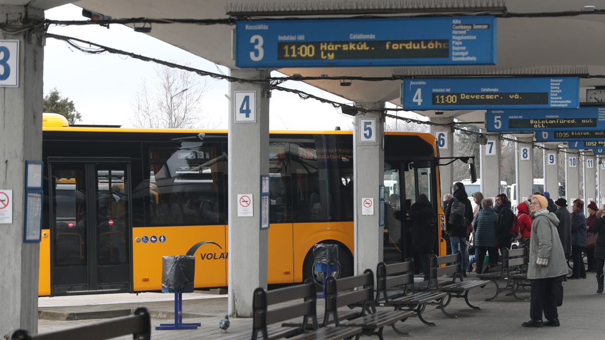Így közlekednek a buszok, ezek a pénztárak lesznek nyitva az ünnepeken