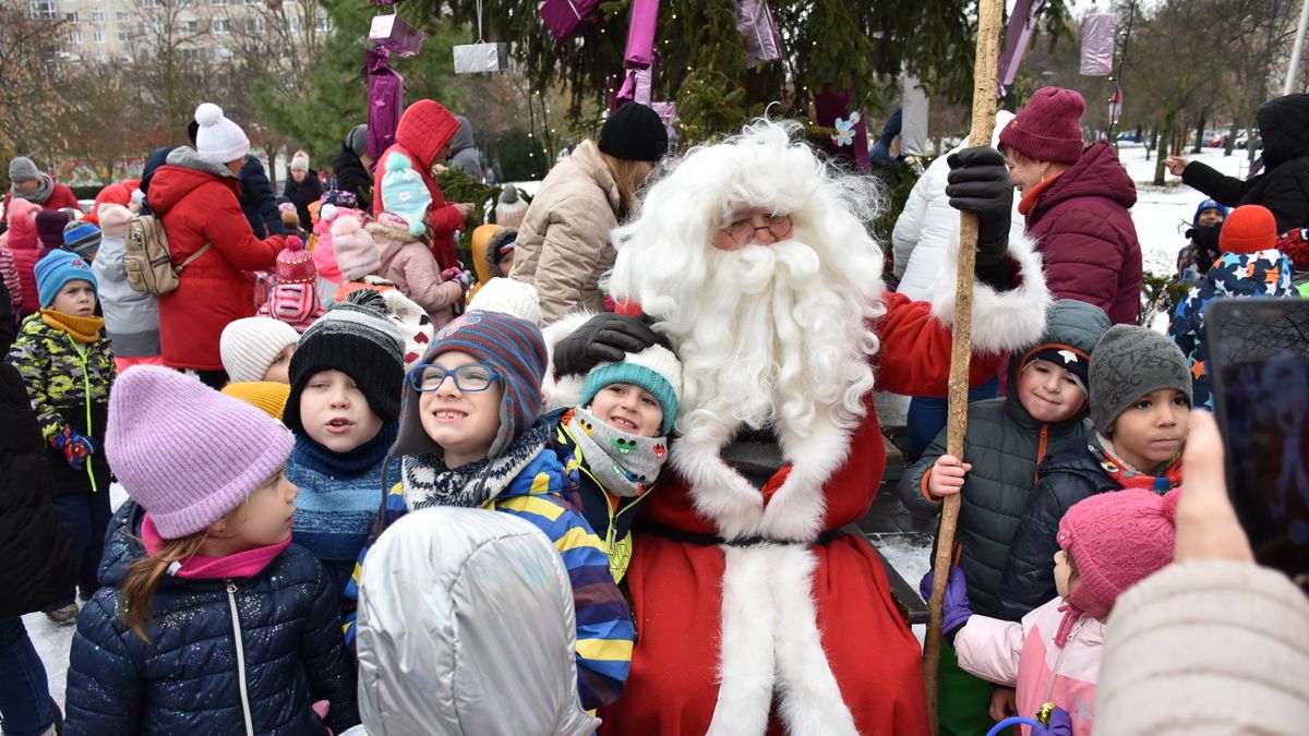 A Mikulás is befutott a közösségi karácsonyfadíszítésre