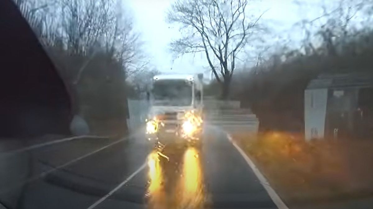 Vészfékezéssel sikerült elkerülni a frontális ütközést a 82-es főúton (videó)