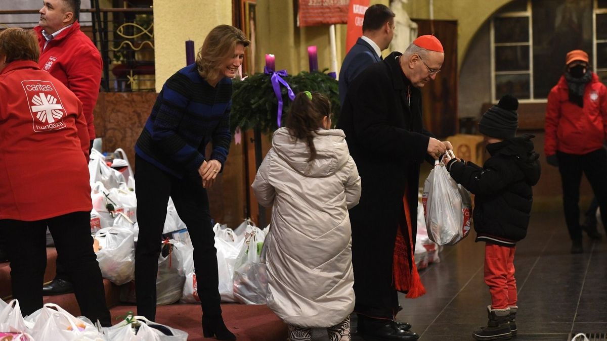 Erdő Péter és Herczegh Anita osztott ajándékot rászoruló gyerekeknek