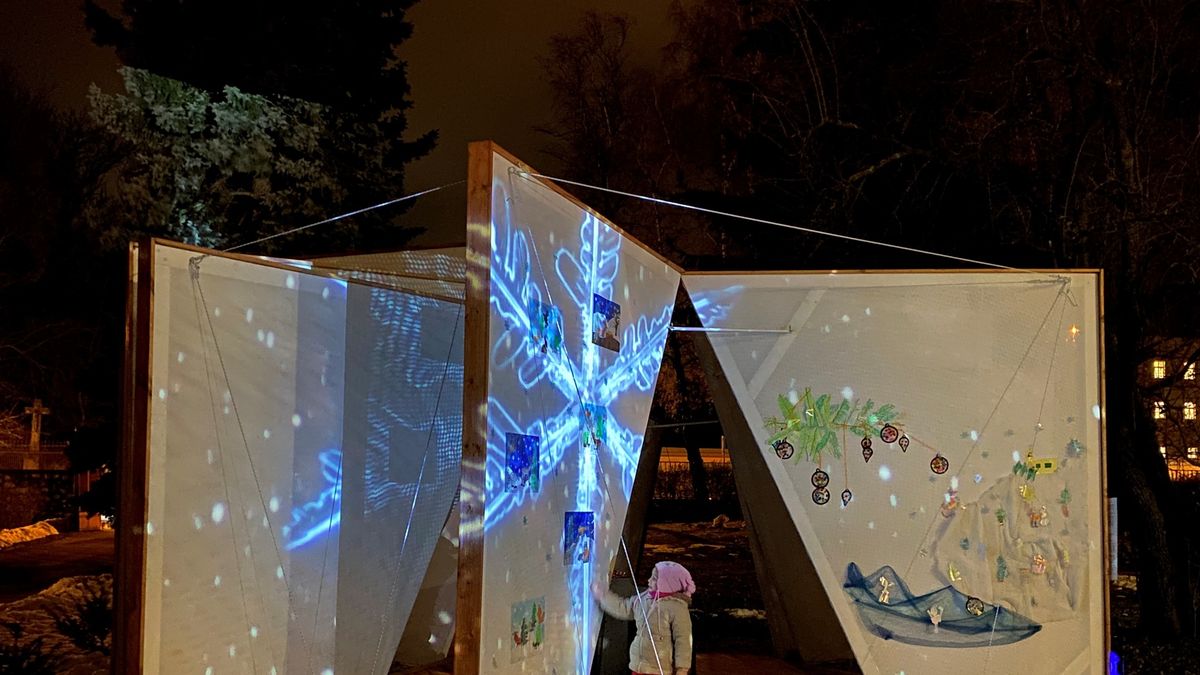 Fényfestés a vitorlapalota vásznára a zirci gimnázium udvarán – képgalériával, videóval