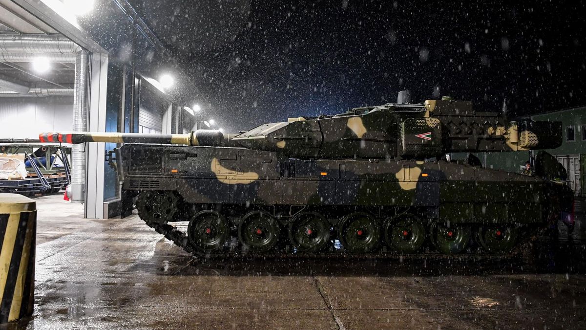 Folyamatosan érkeznek az igazi csúcsragadozók, a Leopard 2A7-esek Tatára