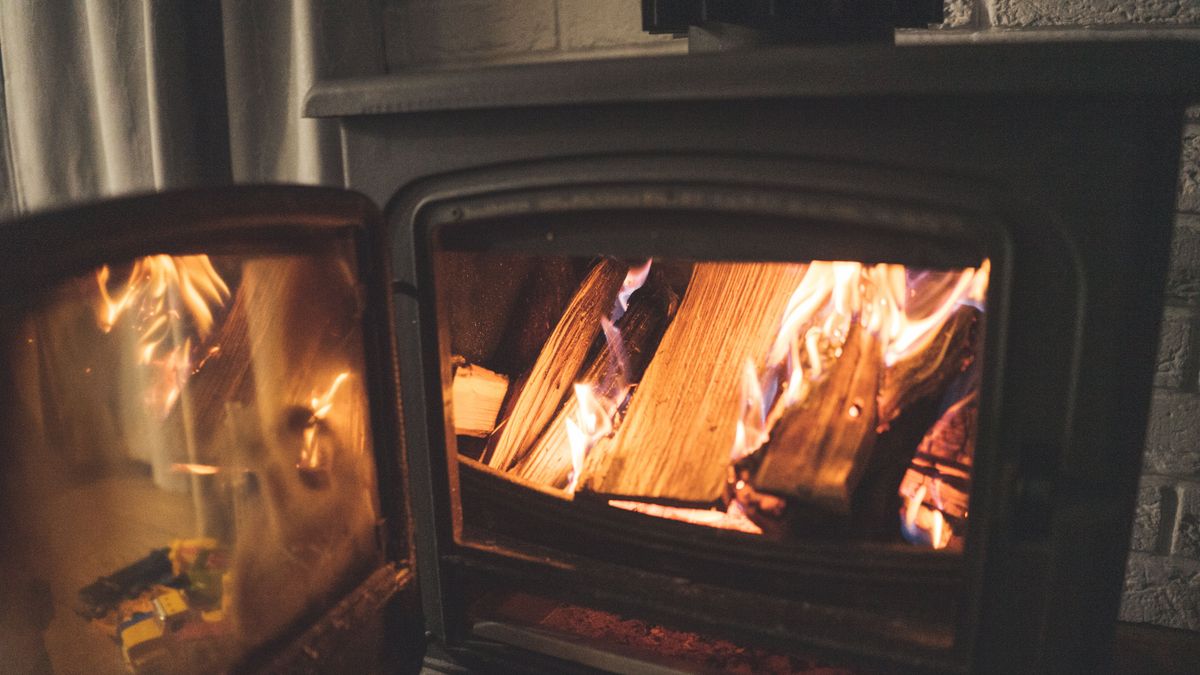 Több mint százötven felzárkózó településre visznek kályhákat a karitatív szervezetek