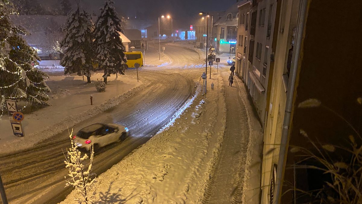 Így takarítják a havat Zircen – a hótoló és a havazás versenyzik (videóval)