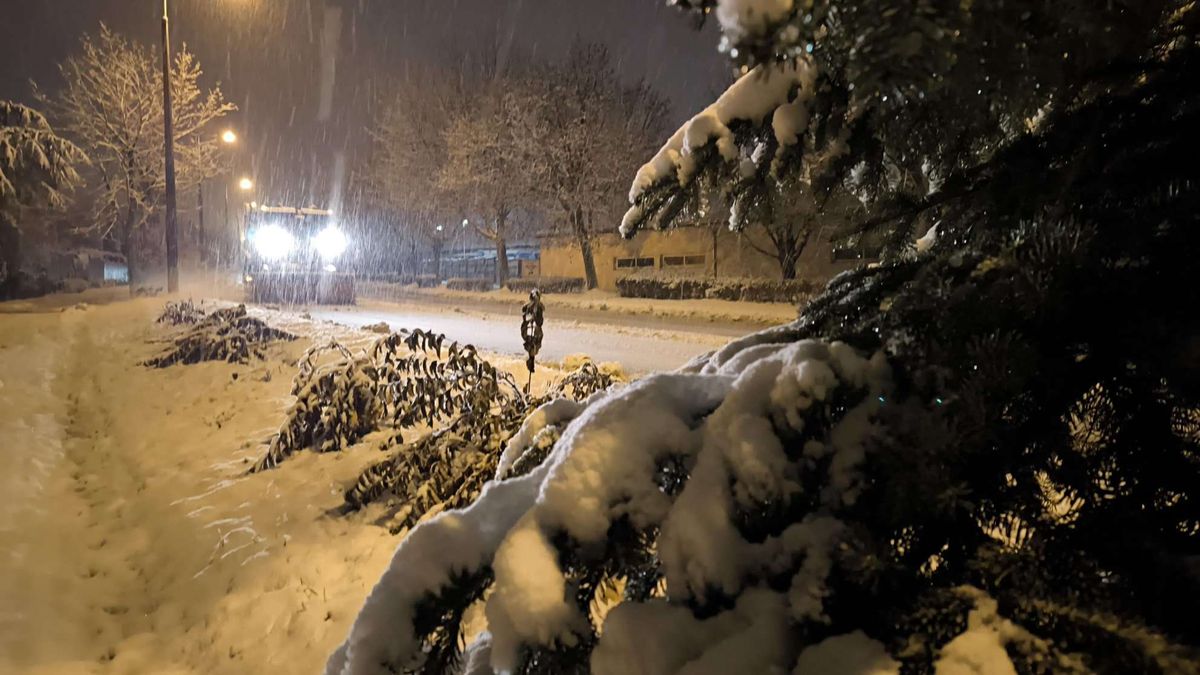 Bőven adott ma munkát a hó a tűzoltóknak