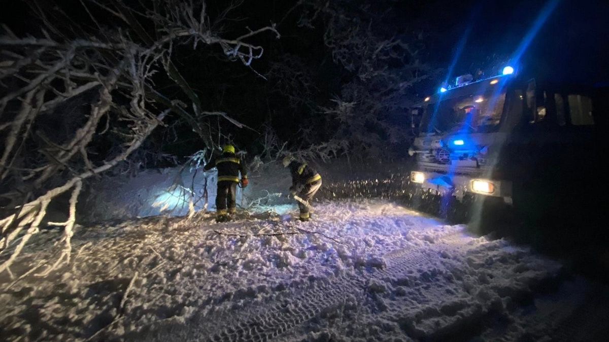 Árokba csúszott terepjárók, fakidőlések – hajnal óta folyamatosan dolgoznak a zirci tűzoltók