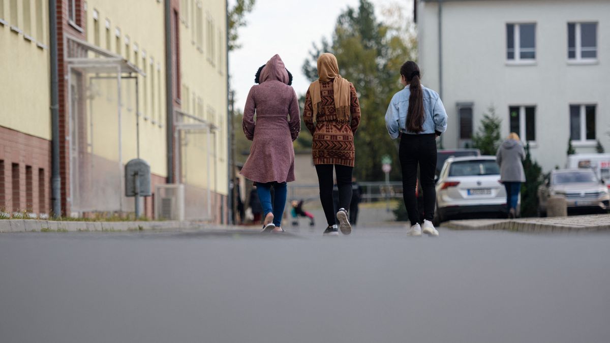Így viselkednek az agresszív migránsok a vendéglátóikkal (videó)