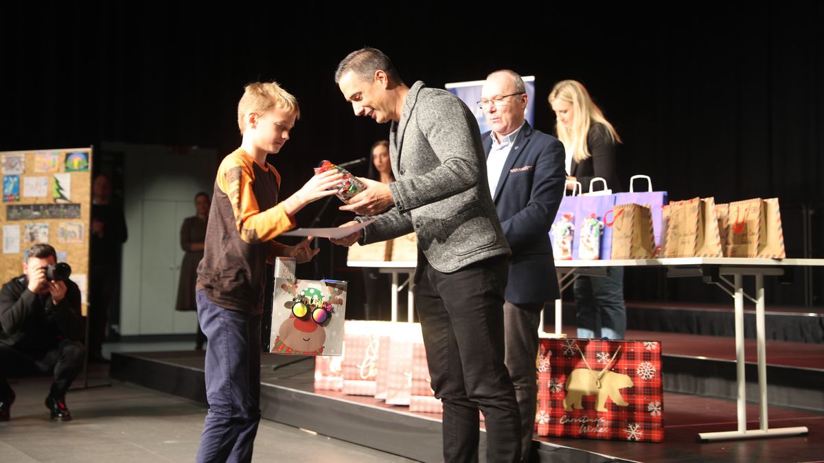 Gyerekek varázsolták szebbé az egyedül élők életét