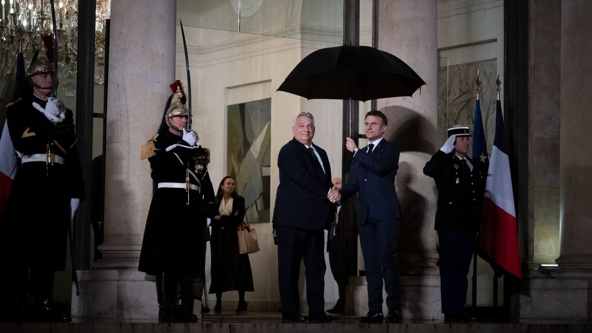 Szívélyesen fogadta a francia elnök Orbán Viktort (videó)