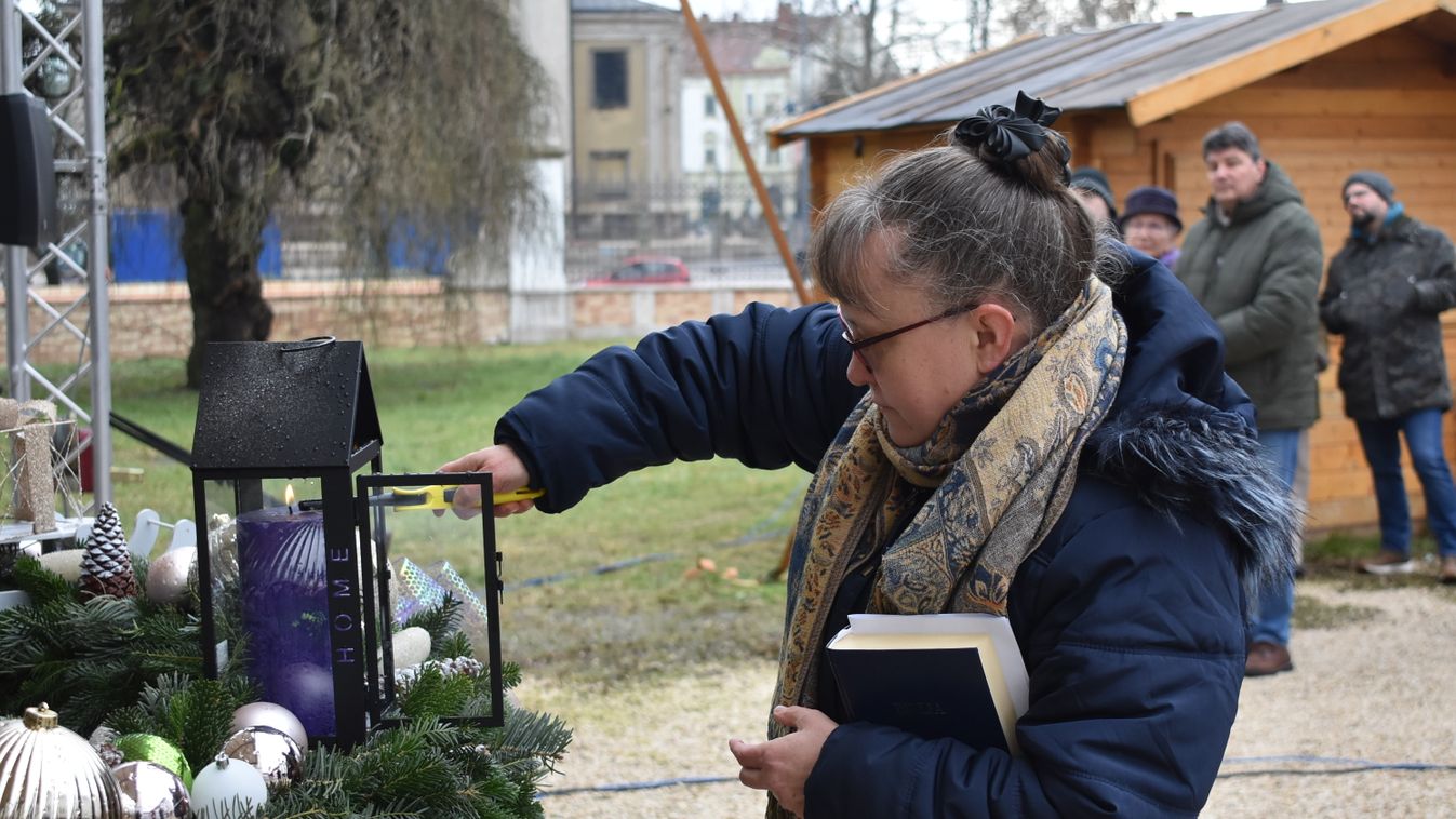 Meggyújtották a gyertyát a pápai Esterházy-kastély udvarán