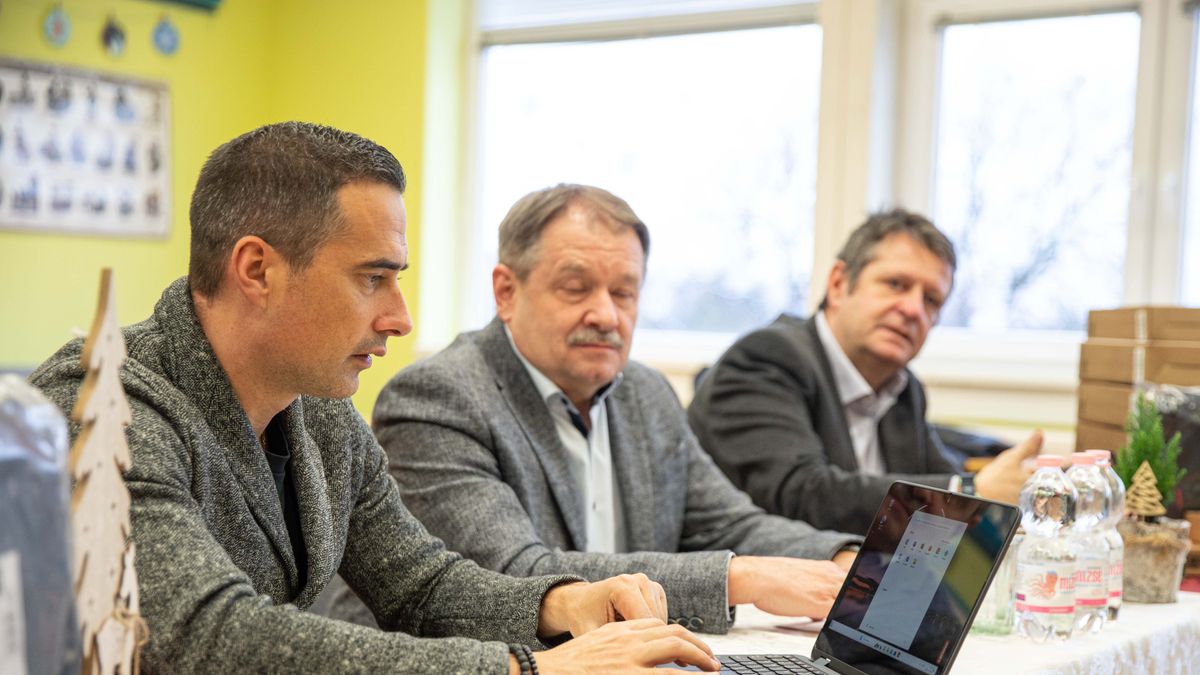 A Deák iskolába laptopokat vitt a Mikulás