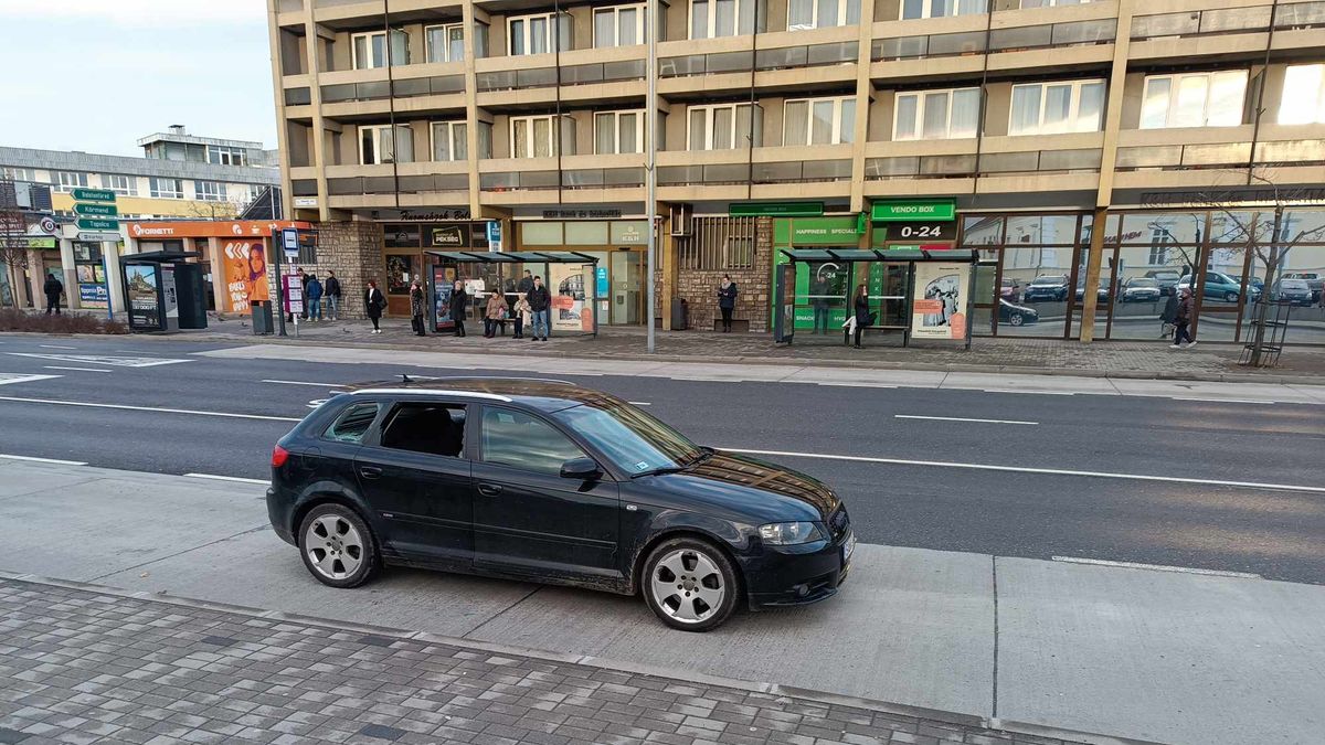 Elhagyott autó akadályozza a buszok közlekedését