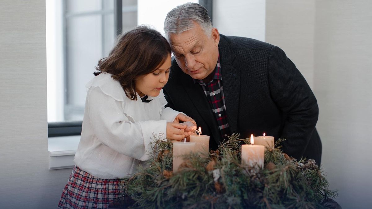Orbán Viktor Alíz unokájával együtt gyújtotta meg a harmadik adventi gyertyát