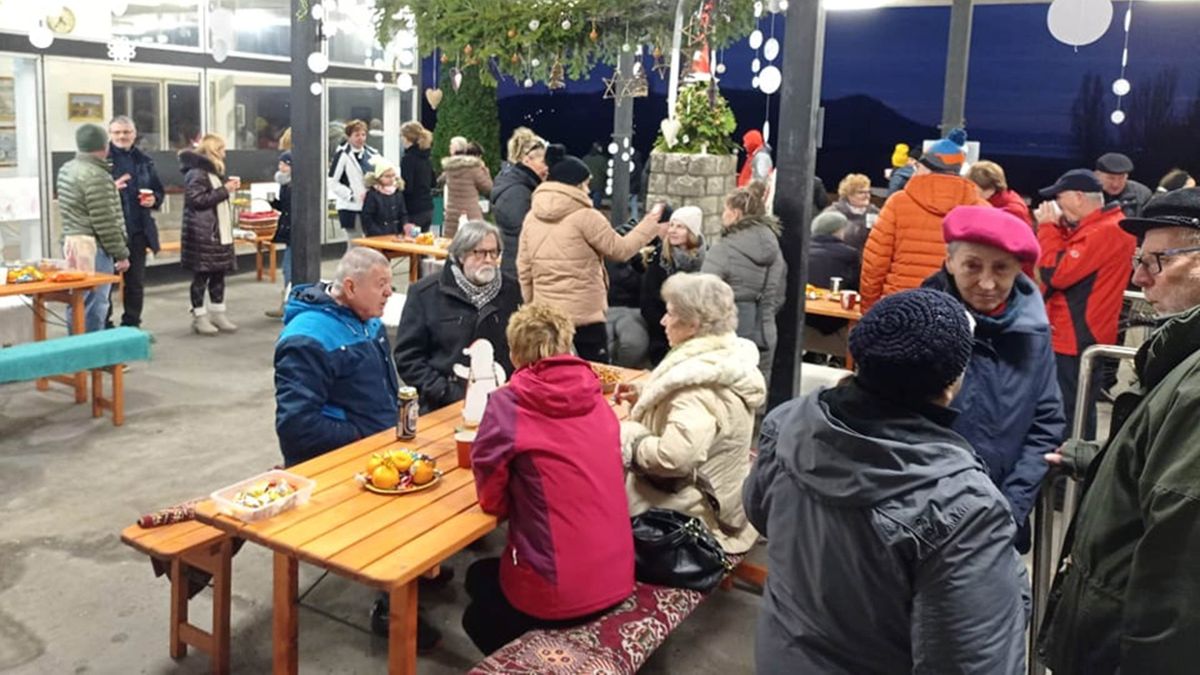 Utcavendégség egy új közösségi térben Aszófőn