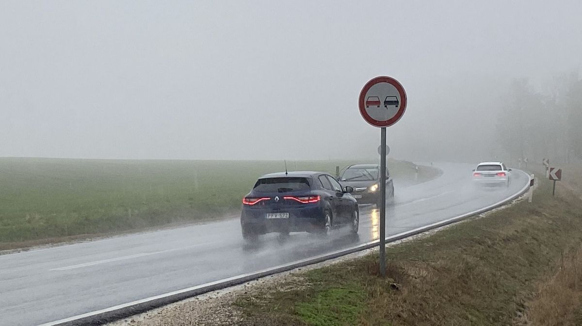 Köd és eső Hatalmas köd van a 8-as főúton
