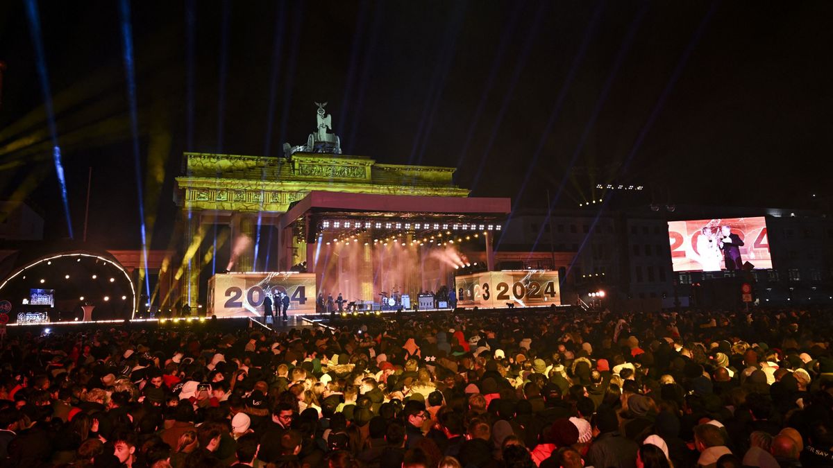 Tomboltak a migránsok Berlinben szilveszterkor, több mint 300 embert letartóztattak (videó)
