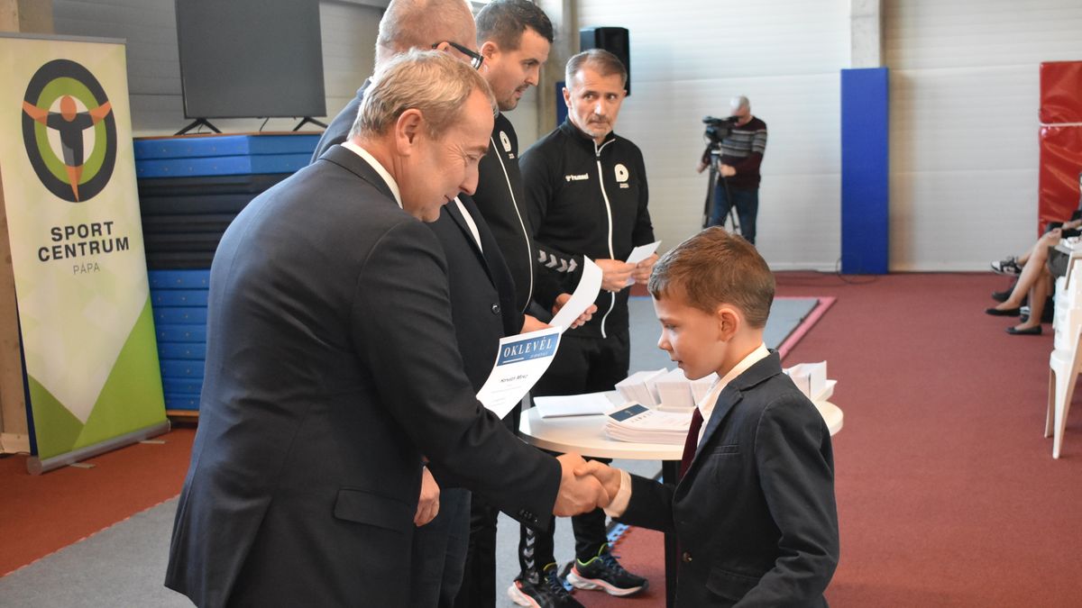 Kiemelkedő sportolókat díjazott a pápai önkormányzat