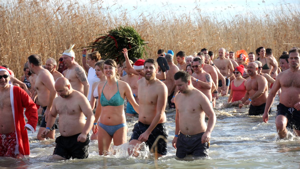 Több mint ötszázan csobbantak újévkor a Balatonban