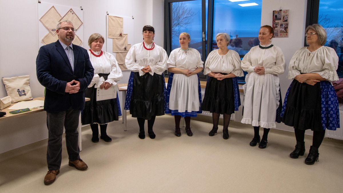 Népdalkörrel karöltve mutatkozott be a Krúdy Hímzőkör Várpalotán