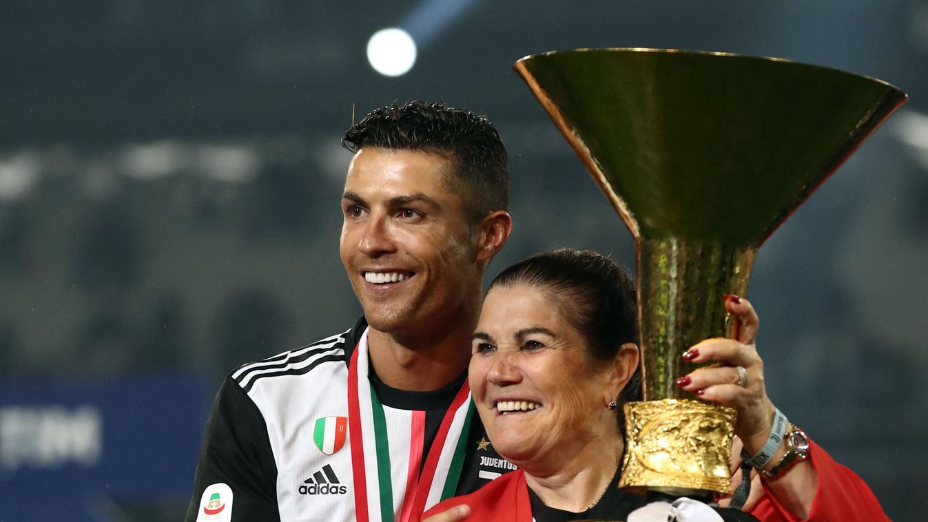 Majdnem elsírta magát Ronaldo édesanyja, olyan ajándékot kapott (videó)