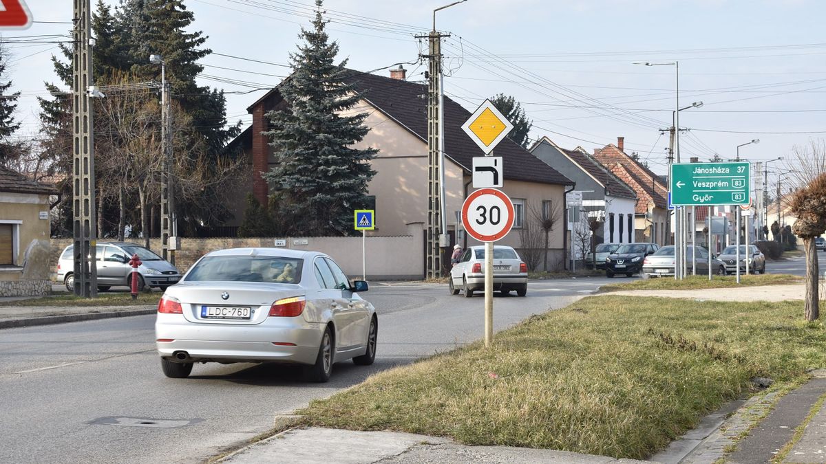 Forgalmas pápai csomópont alakulhat át lámpás kereszteződéssé