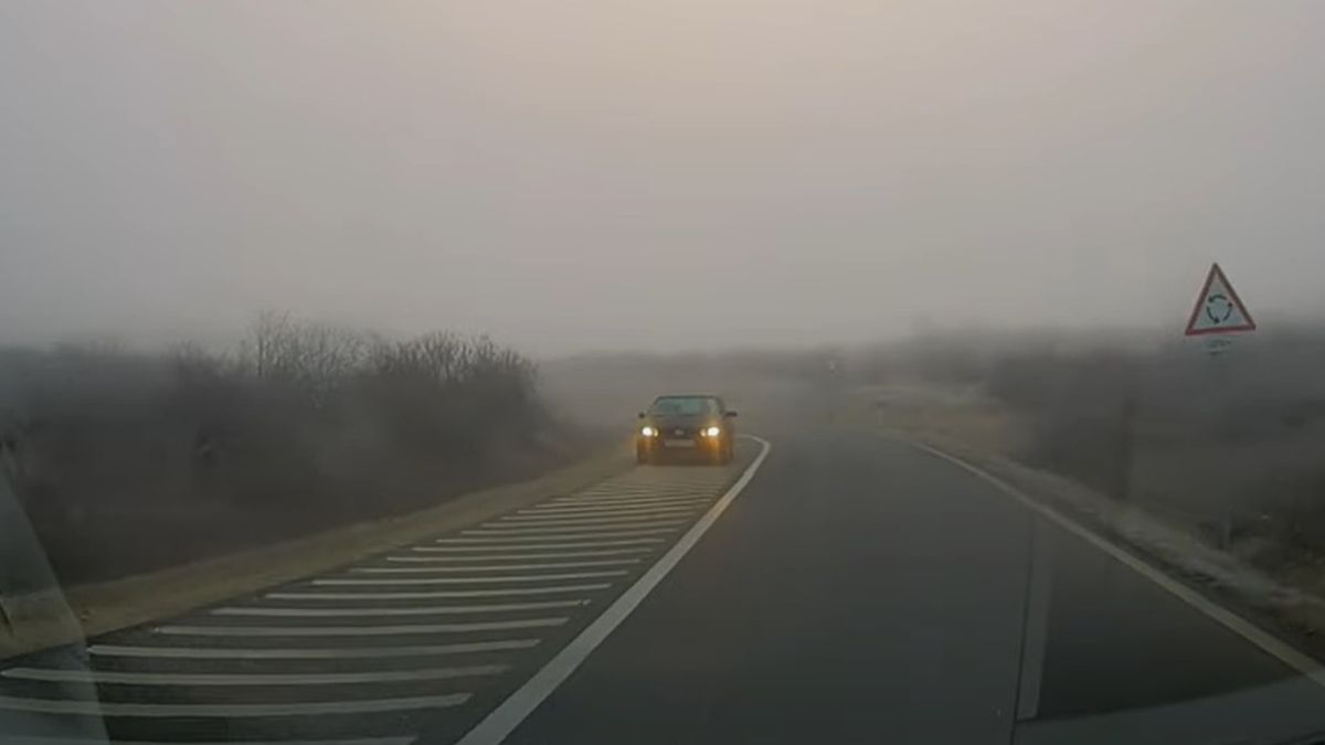 Durva olvasói videó a 8-as úton: forgalommal szemben, a semmiből bukkant elő a kocsi