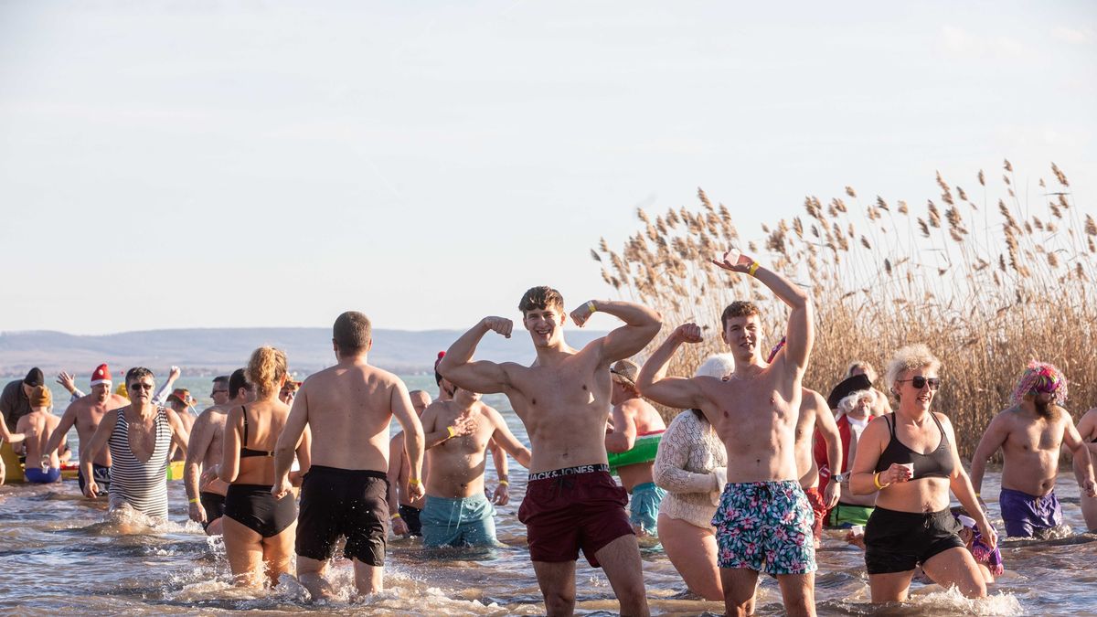 "Nem strandolsz jobban, mint én": Jeges balatoni évkezdés úszással, fürdéssel