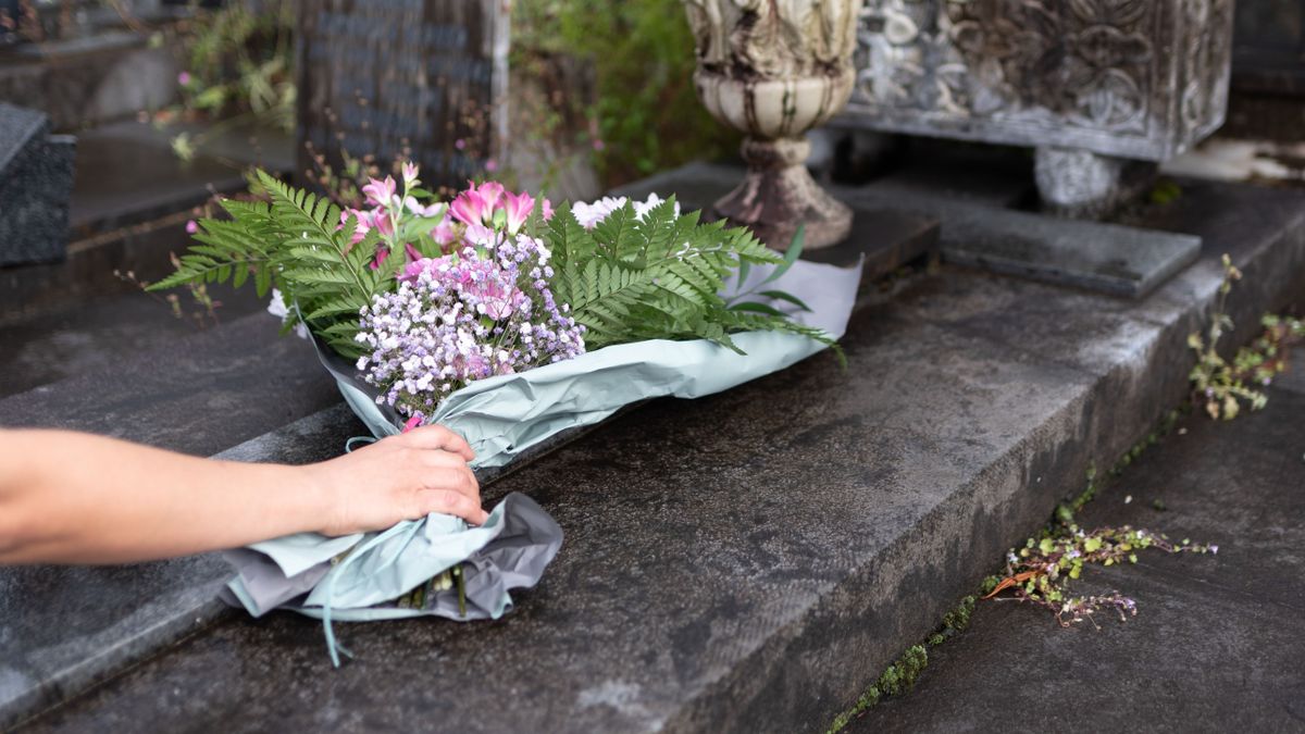 Mikulásjelmez, pucér gyászolók - ilyen extrém temetésen nem sokan voltak még