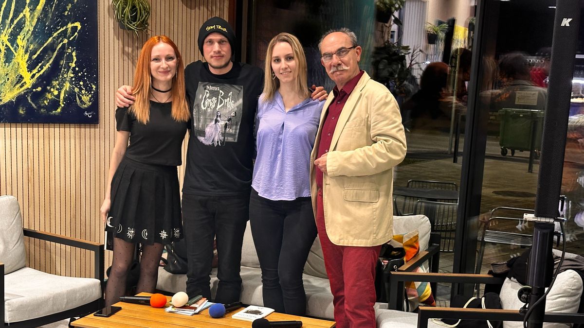 Bizarr Karmazsin a Holtszezonon
