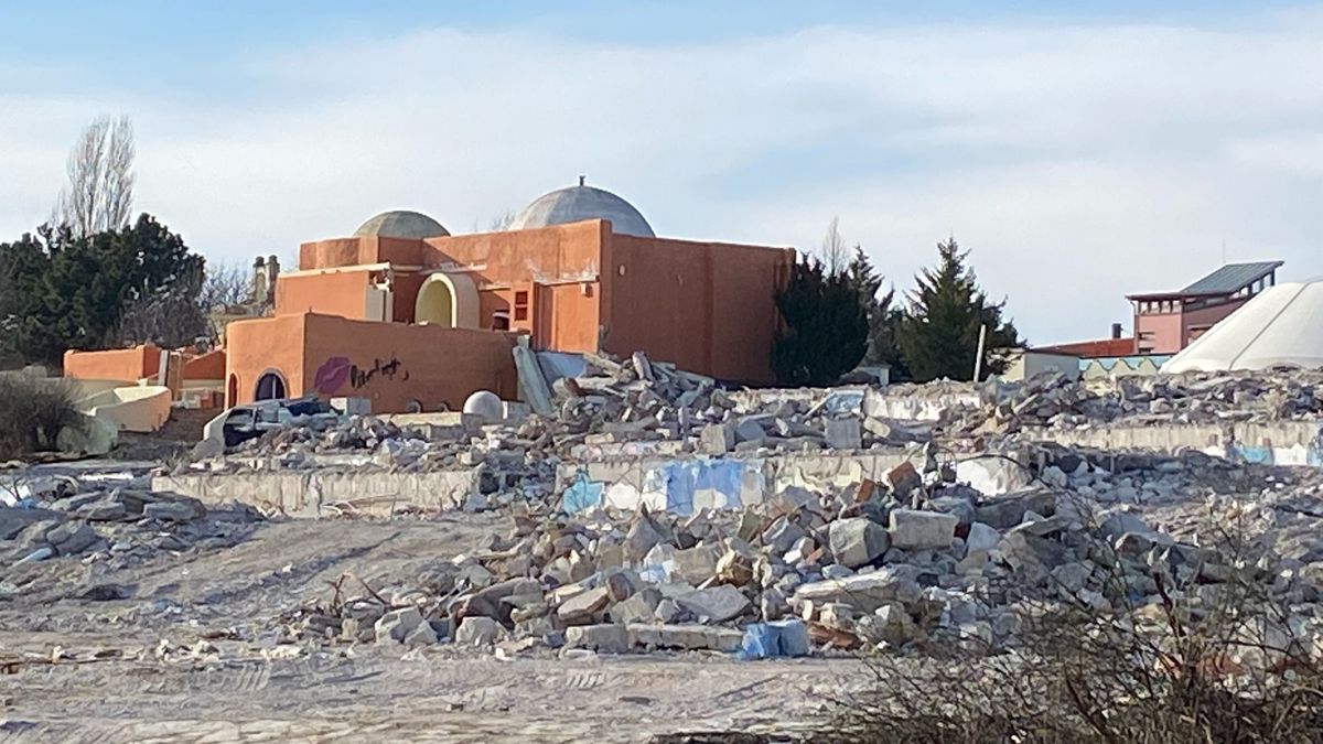 Bontják a „görög falut” Balatonfüreden