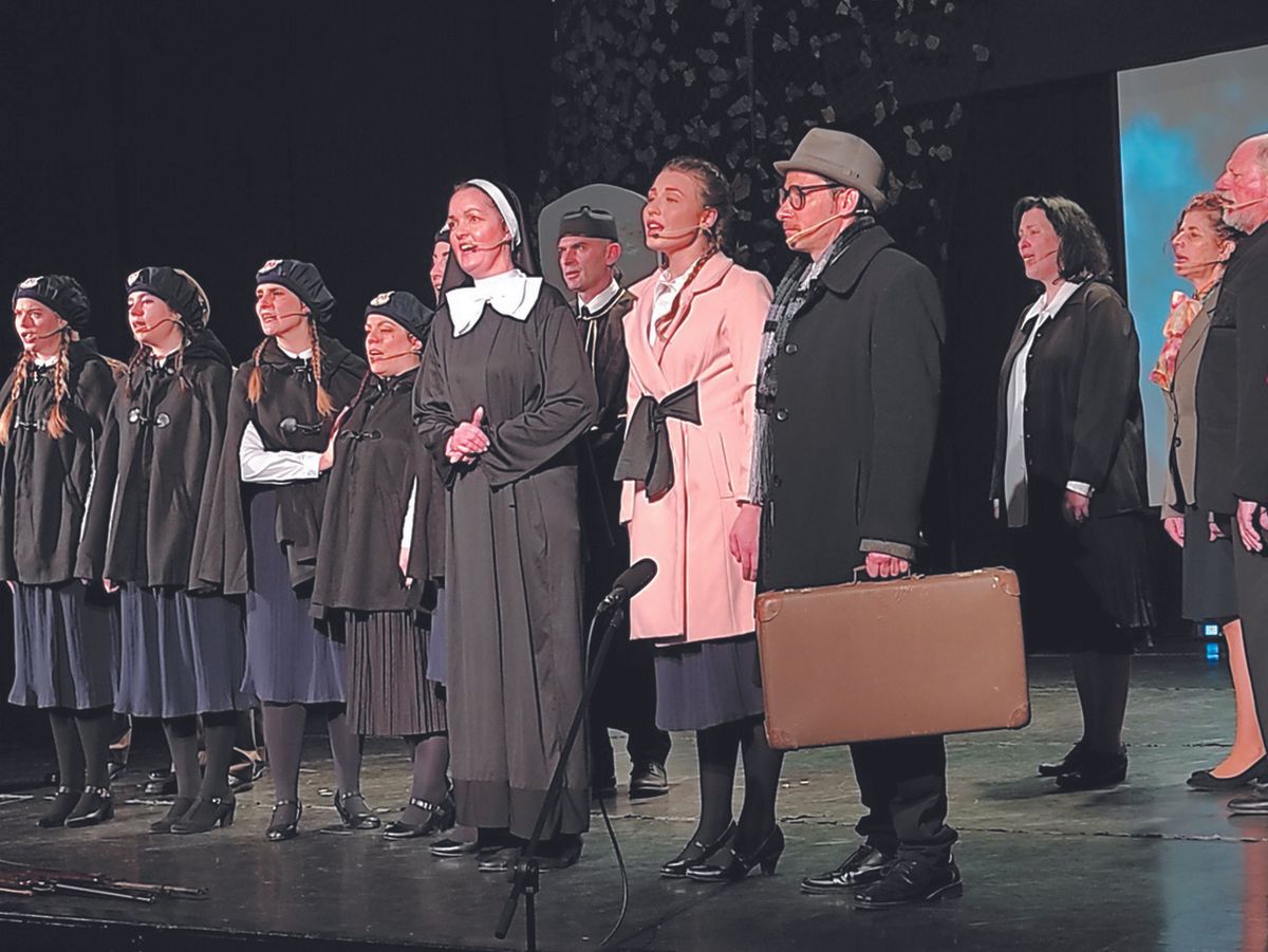  Nagy sikerrel mutatta be az Abigél című musicalt a Tapolcai Musical Színpad Halápiné Kálmán Katalin rendezésében a sümegi Kisfaludy Sándor Művelődési Központban.