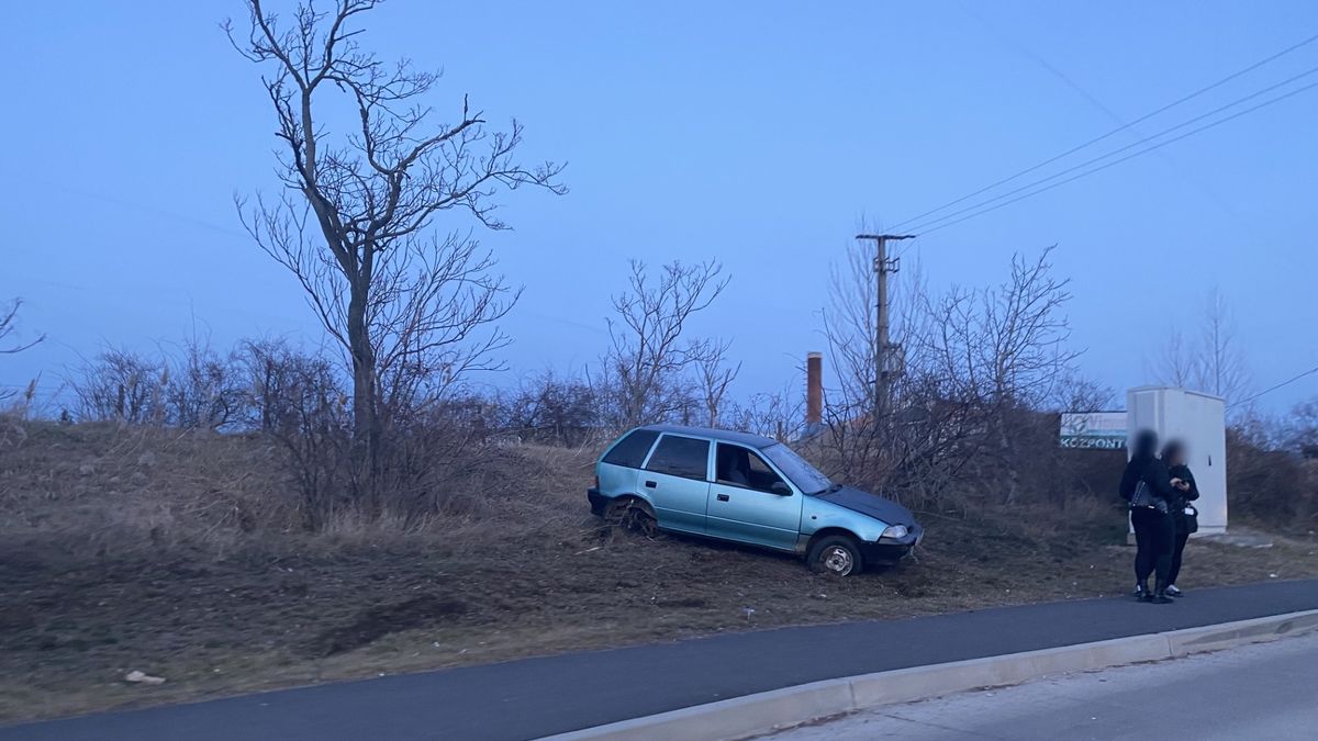A füvőn kötött ki egy autó Veszprémben