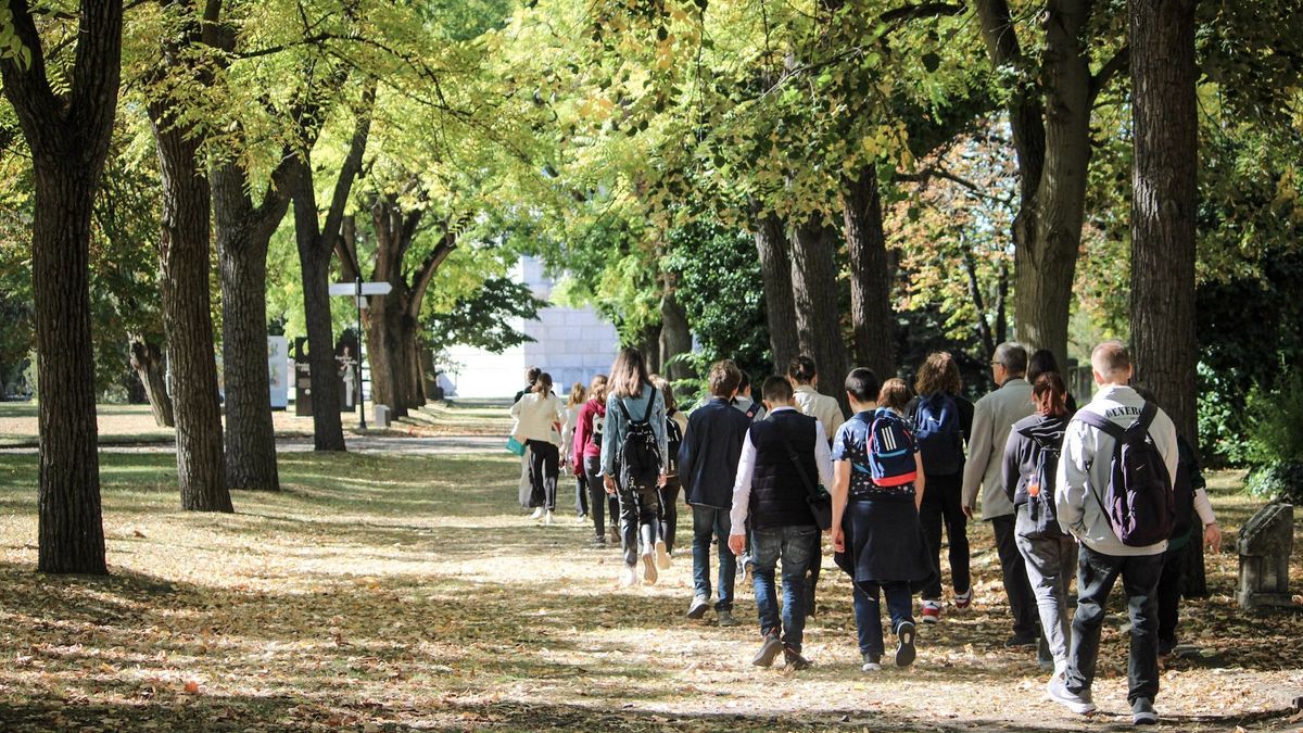 Érdekli a fiatalokat a nemzet múltja – egyre többen látogatnak a budapesti történelmi sírkertekbe (videó)