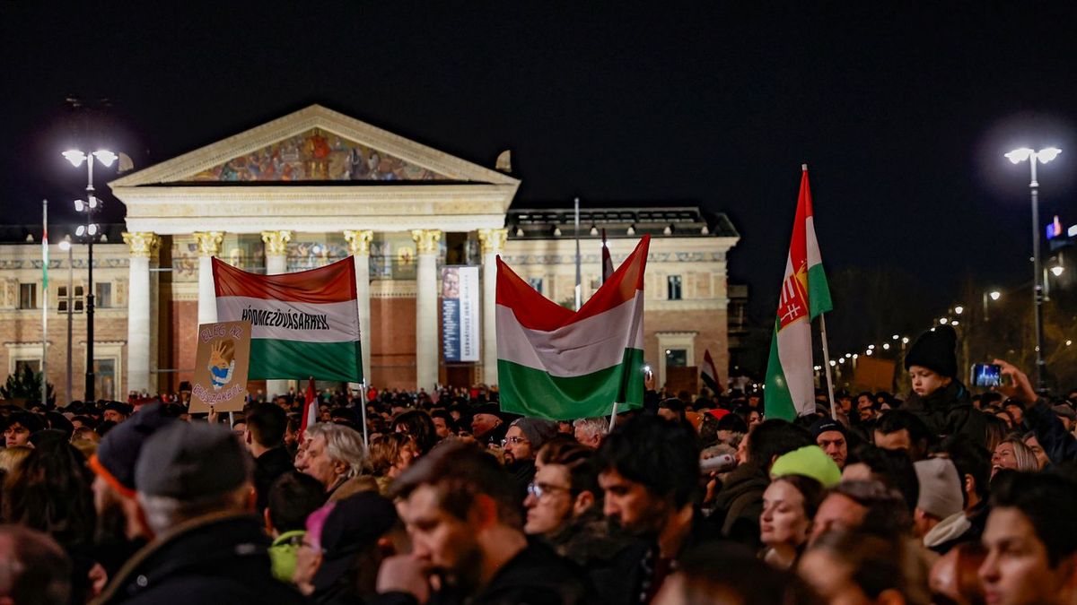 Baloldali tüntetés a Hősök terén